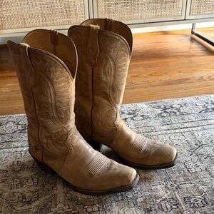 Ariat Maverick - Tan Cowboy Boots